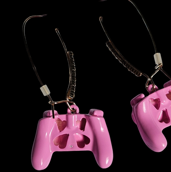 👾Betsey Johnson Pink Gaming Video Game Controller Earrings - NWT👾 - Picture 3 of 3